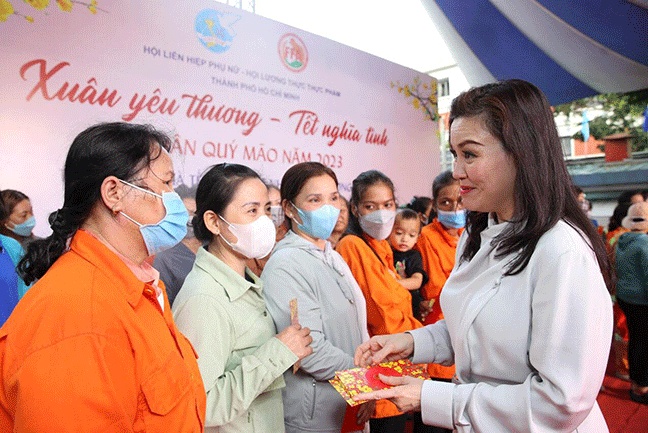VWS đồng hành trao quà Tết cho 400 nữ công nhân vệ sinh môi trường
