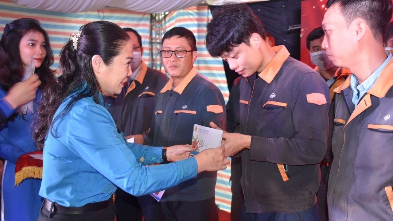 Phó chủ tịch LĐLĐ Hà Tĩnh trao quà Tết cho đoàn viên, NLĐ có hoàn cảnh khó khăn