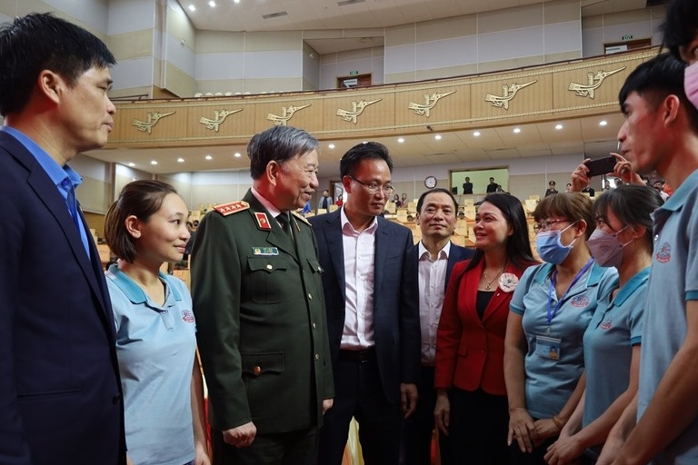 Đại tướng Tô Lâm trao quà Tết cho công nhân tại tỉnh Hưng Yên