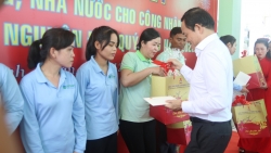 Phó Thủ tướng thăm, tặng quà cho công nhân khó khăn tỉnh Ninh Thuận