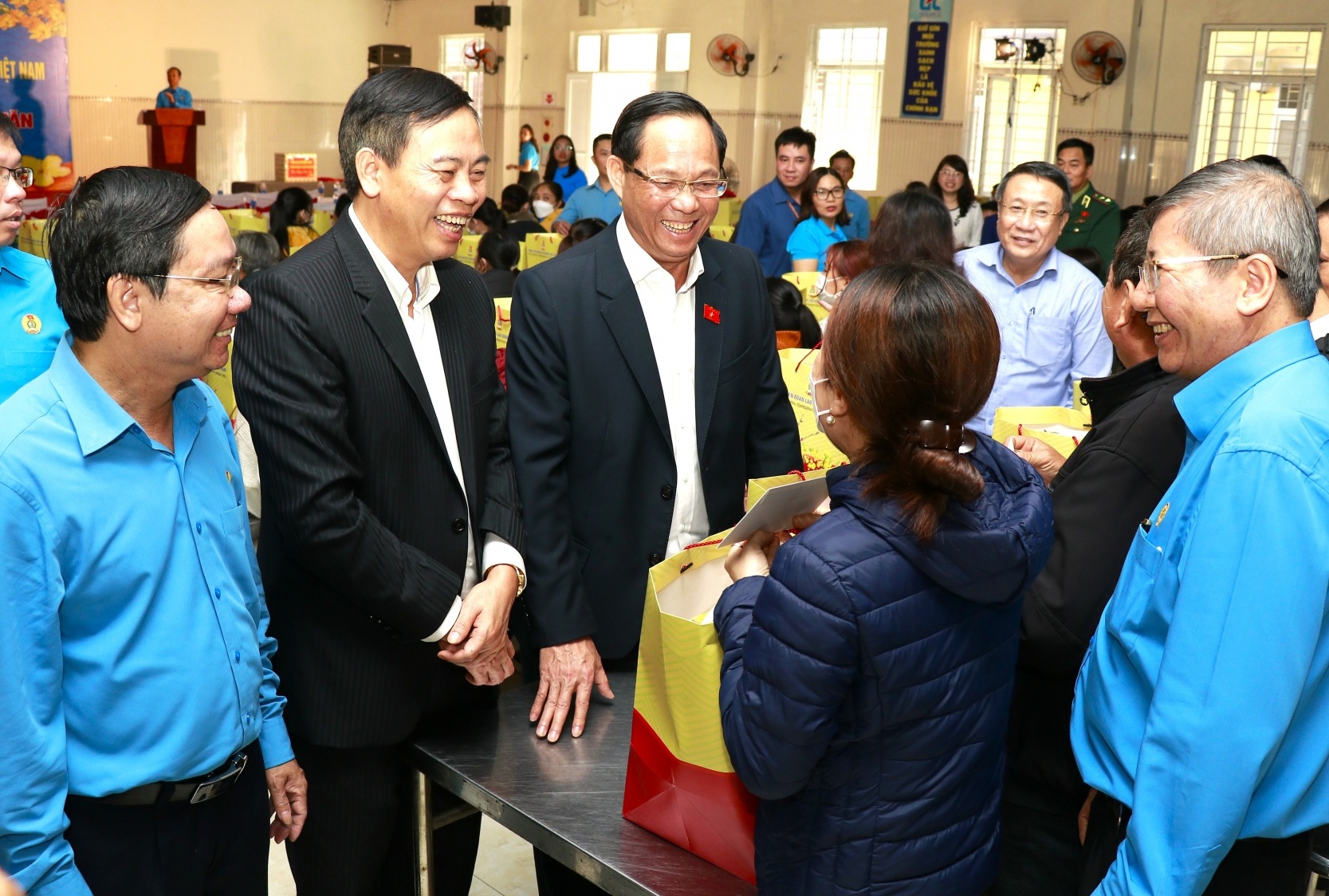 Phó chủ tịch Quốc hội và Phó chủ tịch Tổng LĐLĐ Việt Nam tặng quà Tết cho công nhân