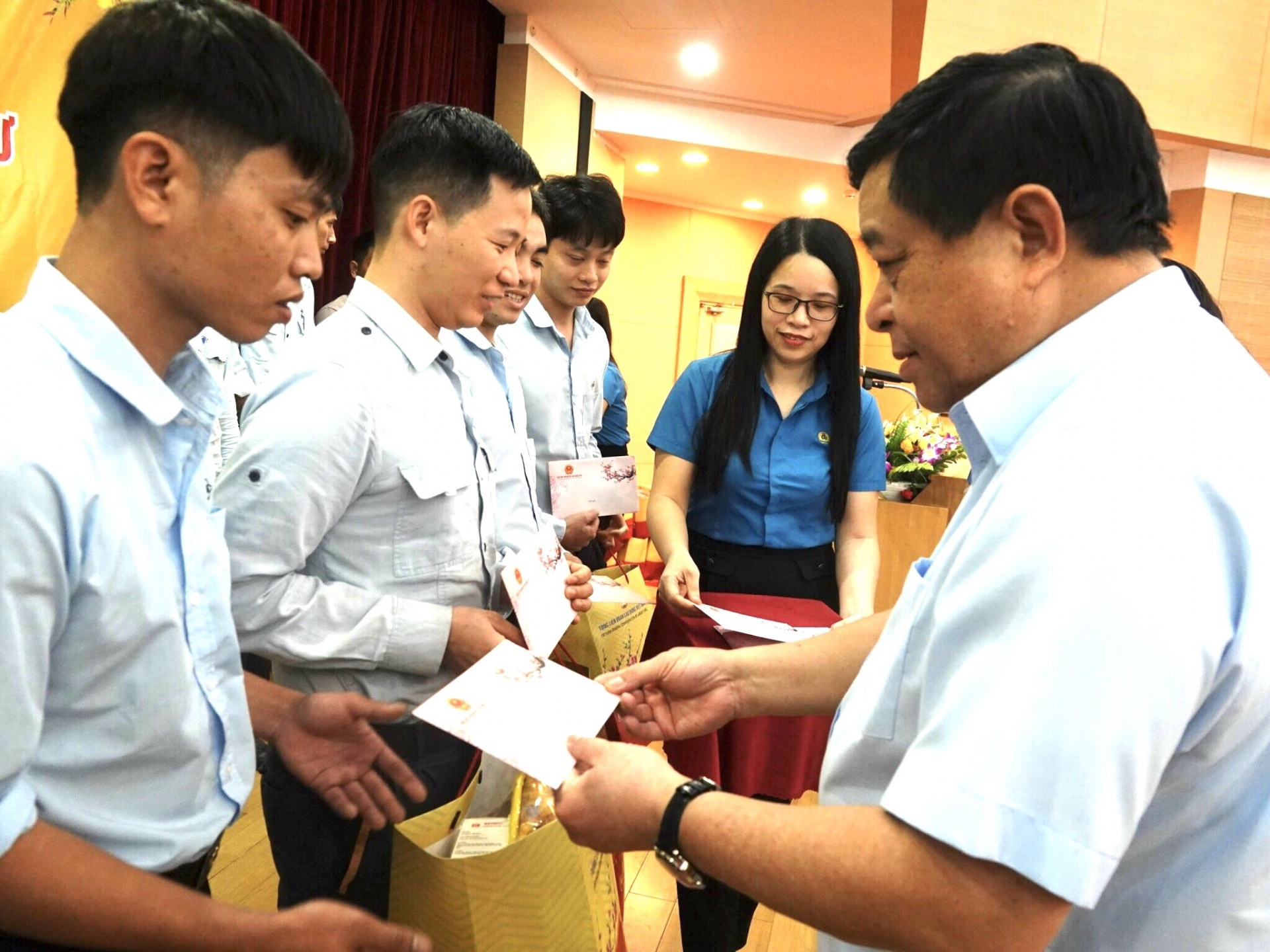 Bộ trưởng Bộ Kế hoạch và Đầu tư trao quà Tết cho công nhân lao động khó khăn ở Hà Tĩnh