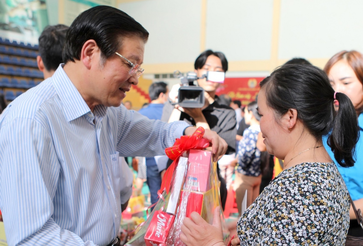 Trưởng ban Nội chính Trung ương tặng quà Tết người lao động ở Đắk Nông