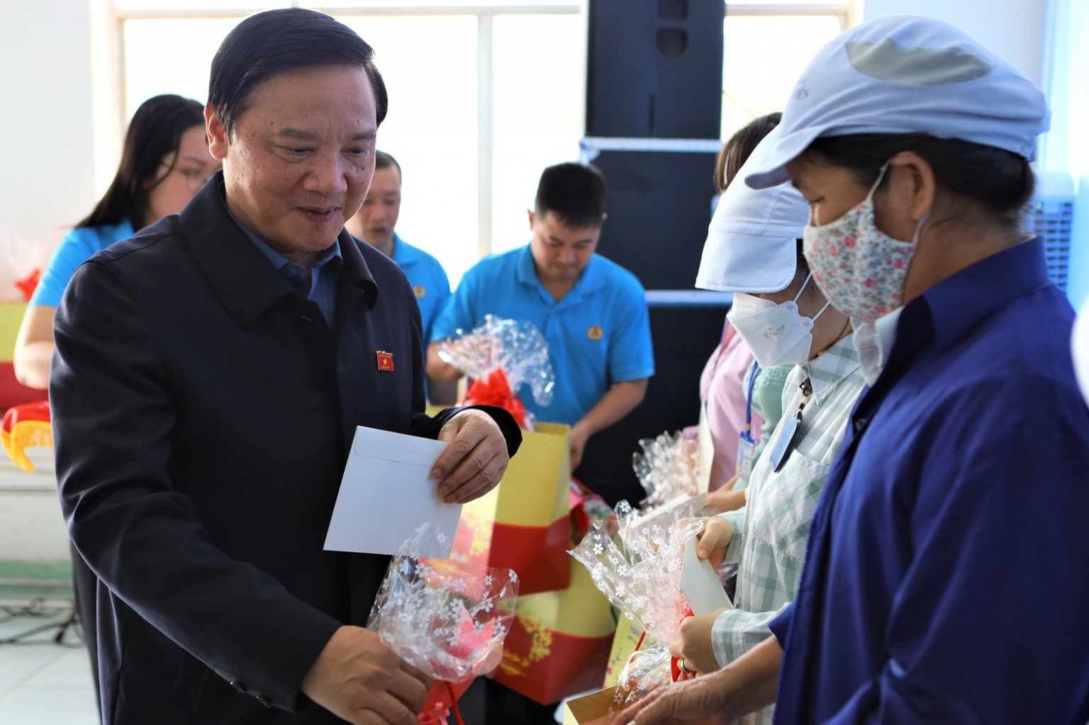 Phó chủ tịch Quốc hội Nguyễn Khắc Định trao quà cho công nhân Bình Thuận
