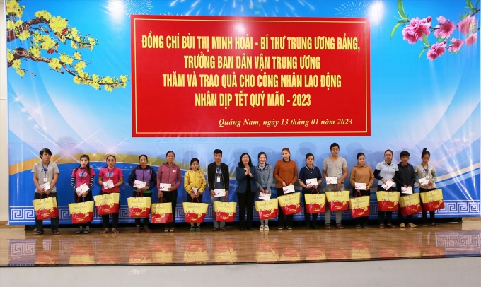 Trưởng ban Dân vận Trung ương Bùi Thị Minh Hoài chúc Tết công nhân ...