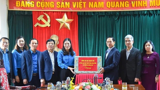 Bộ trưởng Bùi Thanh Sơn thăm, tặng quà Tết người lao động, gia đình chính sách