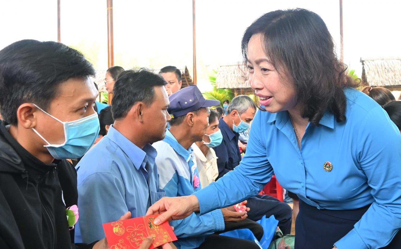 Phó chủ tịch Tổng LĐLĐ Việt Nam Thái Thu Xương trao quà Tết cho công nhân Bến Tre