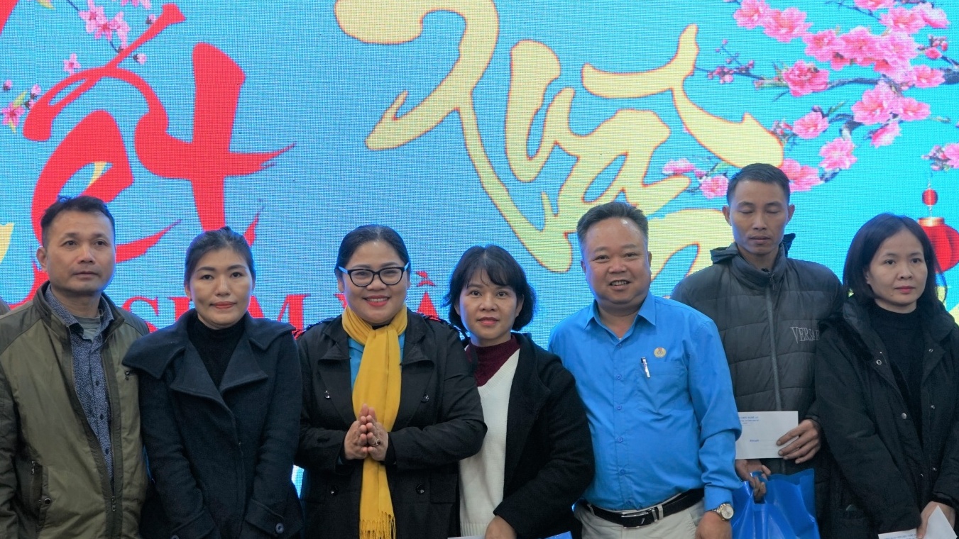 Công đoàn Viên chức tỉnh Nghệ An: Trao 67 suất quà cho đoàn viên