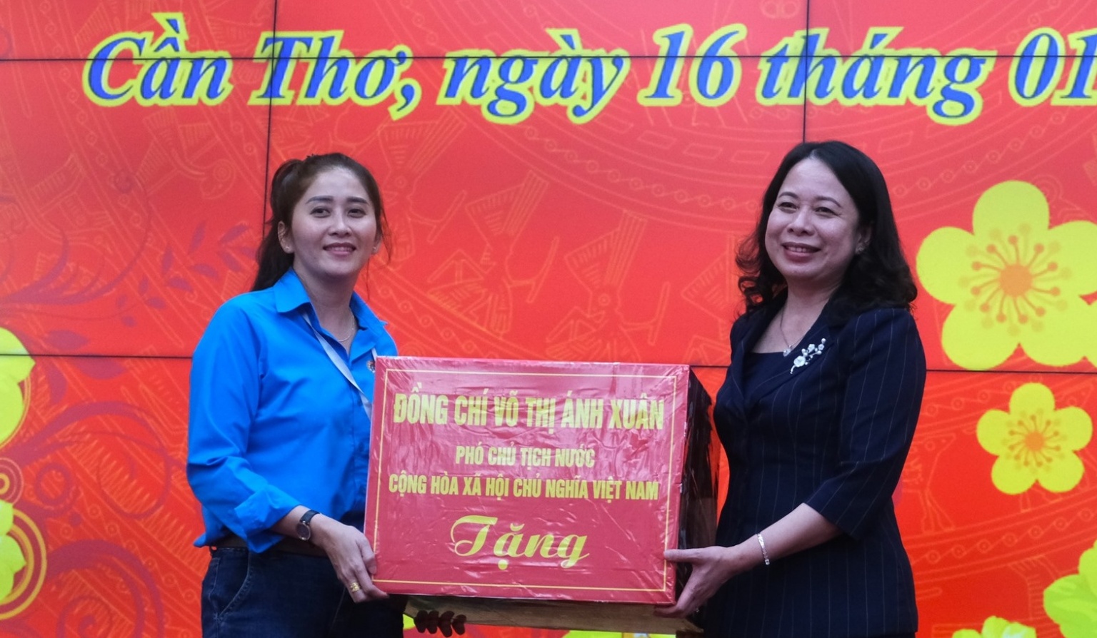 Phó chủ tịch nước Võ Thị Ánh Xuân thăm, tặng quà tết công nhân tại Cần Thơ
