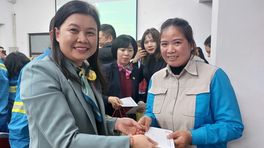 Phó chủ nhiệm Ủy ban Pháp luật của Quốc hội tặng quà Tết công nhân khó khăn ở Hà Nội