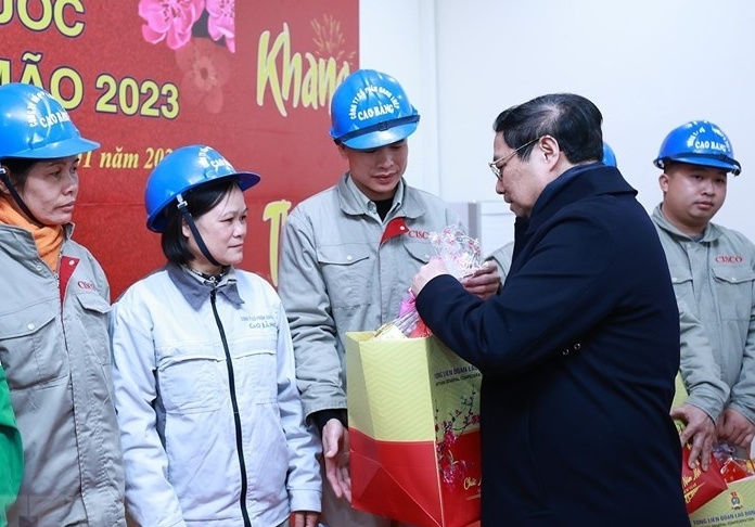 Thủ tướng Chính phủ động viên gia đình chính sách và công nhân tỉnh Cao Bằng