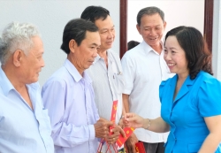 Phó chủ tịch Tổng LĐLĐ Việt Nam - Thái Thu Xương tặng quà người lao động Hậu Giang