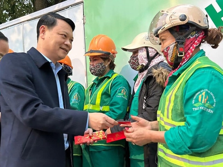 Chủ tịch UBND tỉnh Thái Nguyên thăm, động viên công nhân lao động làm việc xuyên Tết