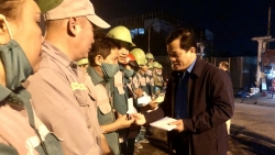 LĐLĐ tỉnh Thừa Thiên Huế thăm, tặng quà cho công nhân lao động làm việc đêm giao thừa