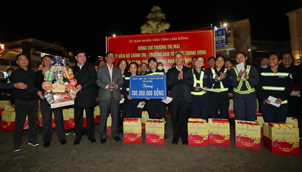 Đêm giao thừa Trưởng Ban Tổ chức Trung ương tặng quà công nhân lao động ở Lâm Đồng