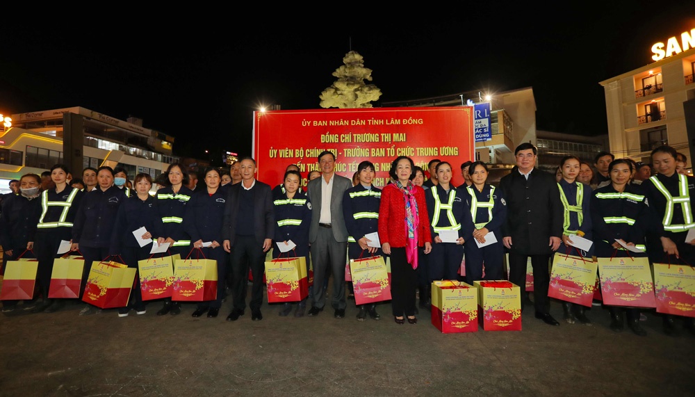 Đêm giao thừa Trưởng Ban Tổ chức Trung ương tặng quà công nhân lao động ở Lâm Đồng