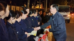 Bí thư Tỉnh ủy Đắk Lắk thăm hỏi công nhân vệ sinh môi trường đêm giao thừa
