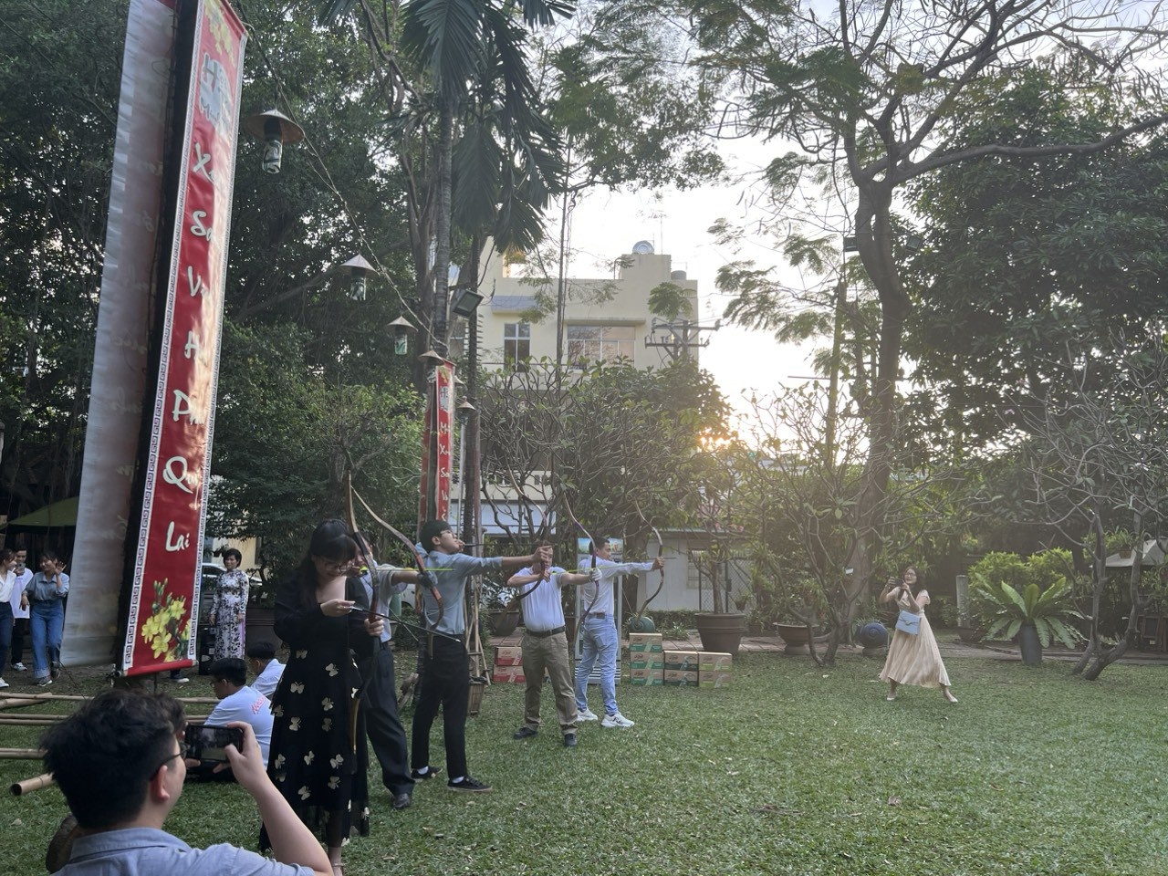 Trò chơi Bắn cung ở vườn Minh Trân của TS. Nguyễn Trí Dũng