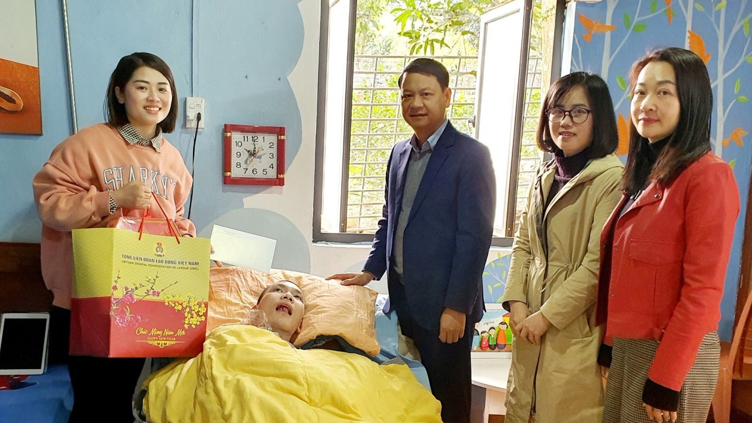 Cô giáo nghèo xúc động nhận quà Tết của Tổng Bí thư Nguyễn Phú Trọng