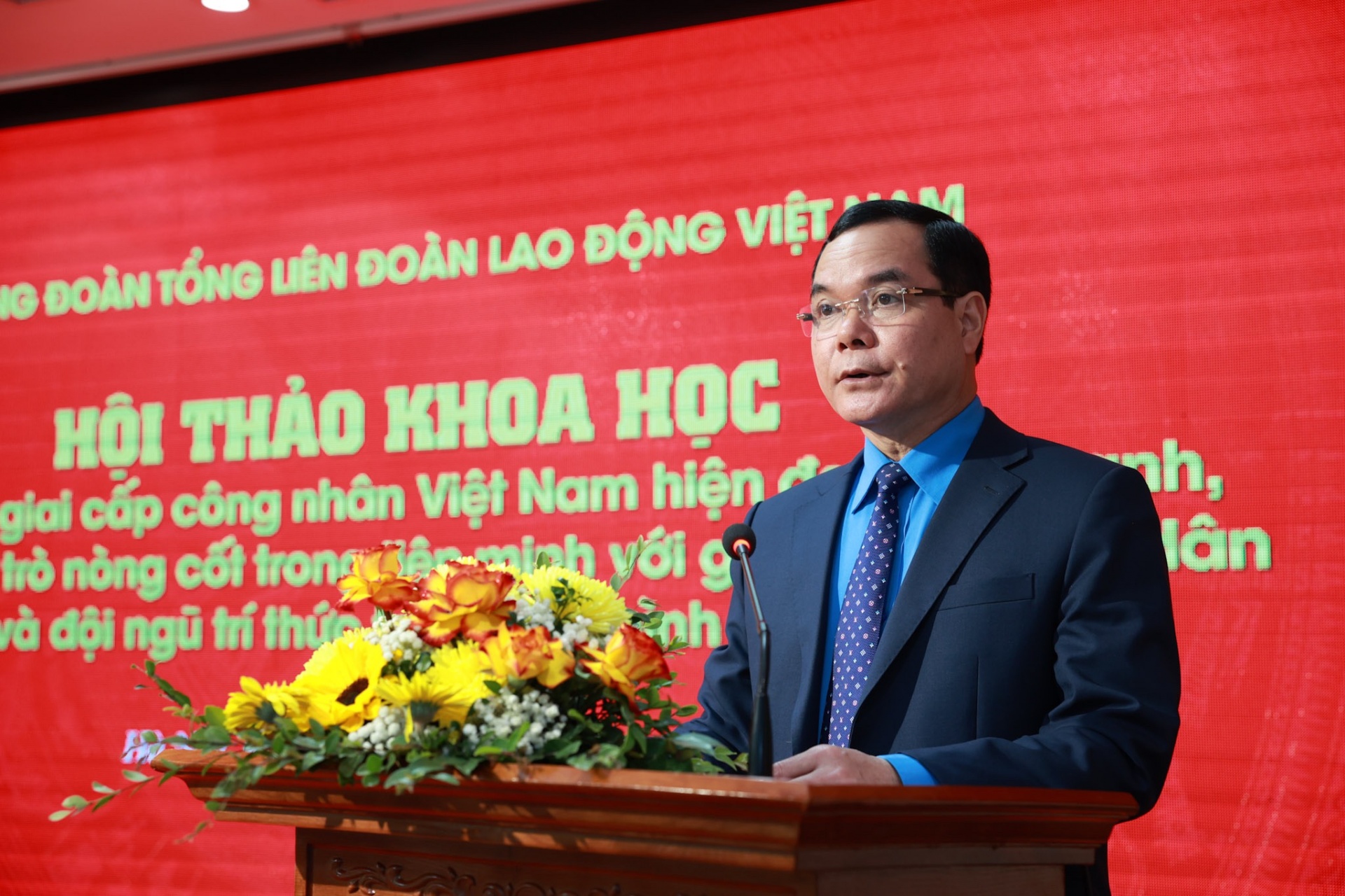 Xây dựng giai cấp công nhân Việt Nam hiện đại, lớn mạnh và phát huy