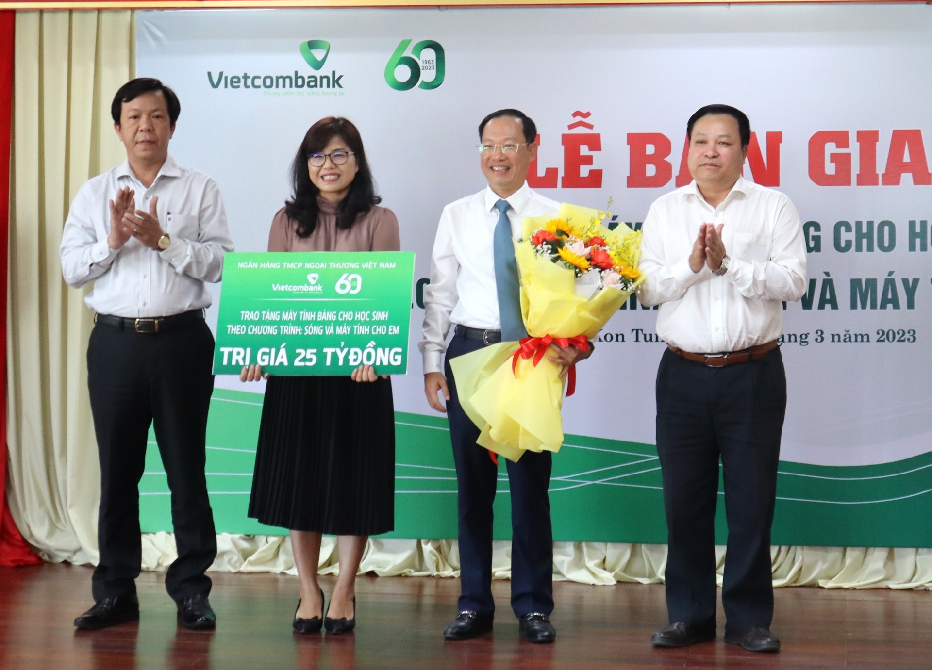Ngân hàng TMCP Ngoại thương Việt Nam bàn giao thiết bị máy tính cho HS tỉnh Kon Tum