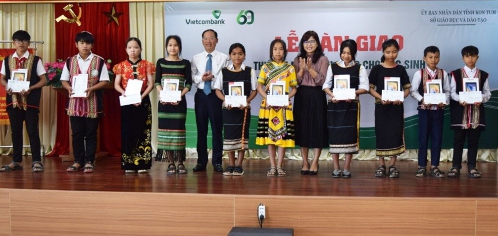 Ngân hàng TMCP Ngoại thương Việt Nam bàn giao thiết bị máy tính cho HS tỉnh Kon Tum