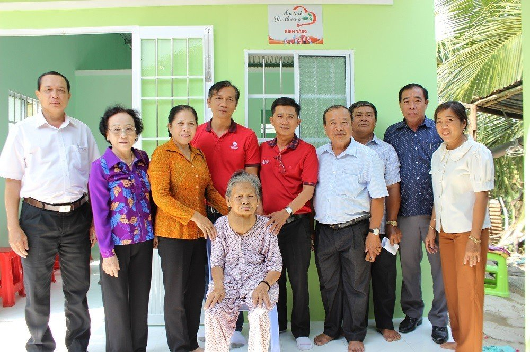 CLB Thiện nguyện Ấm tình yêu thương trao tặng nhà tình nghĩa cho bà Nguyễn Thị Nhãn