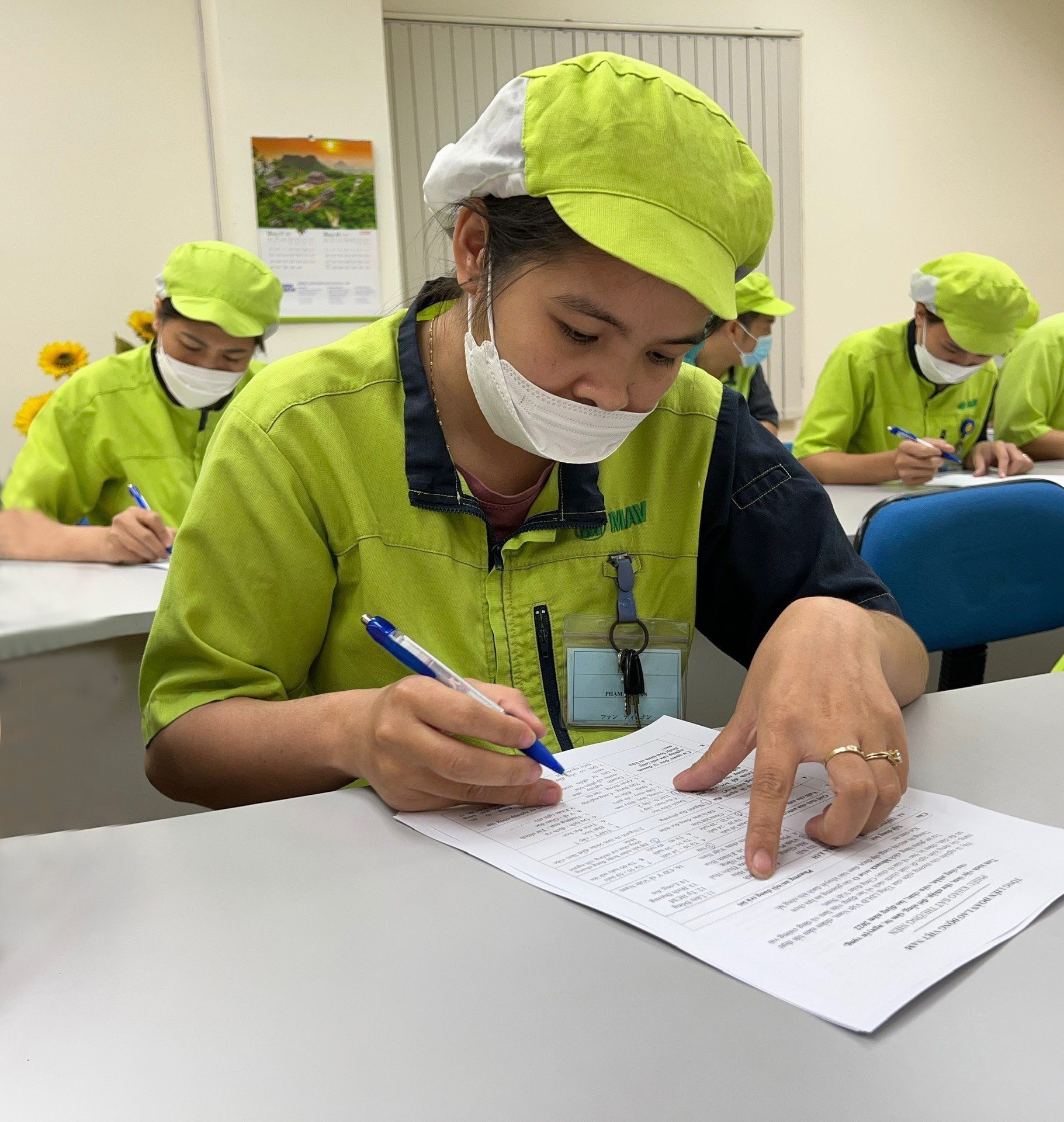 Củng cố nền tảng việc làm, thu nhập, đời sống của CNLĐ trong xây dựng giai cấp công nhân Việt Nam hiện đại, lớn mạnh