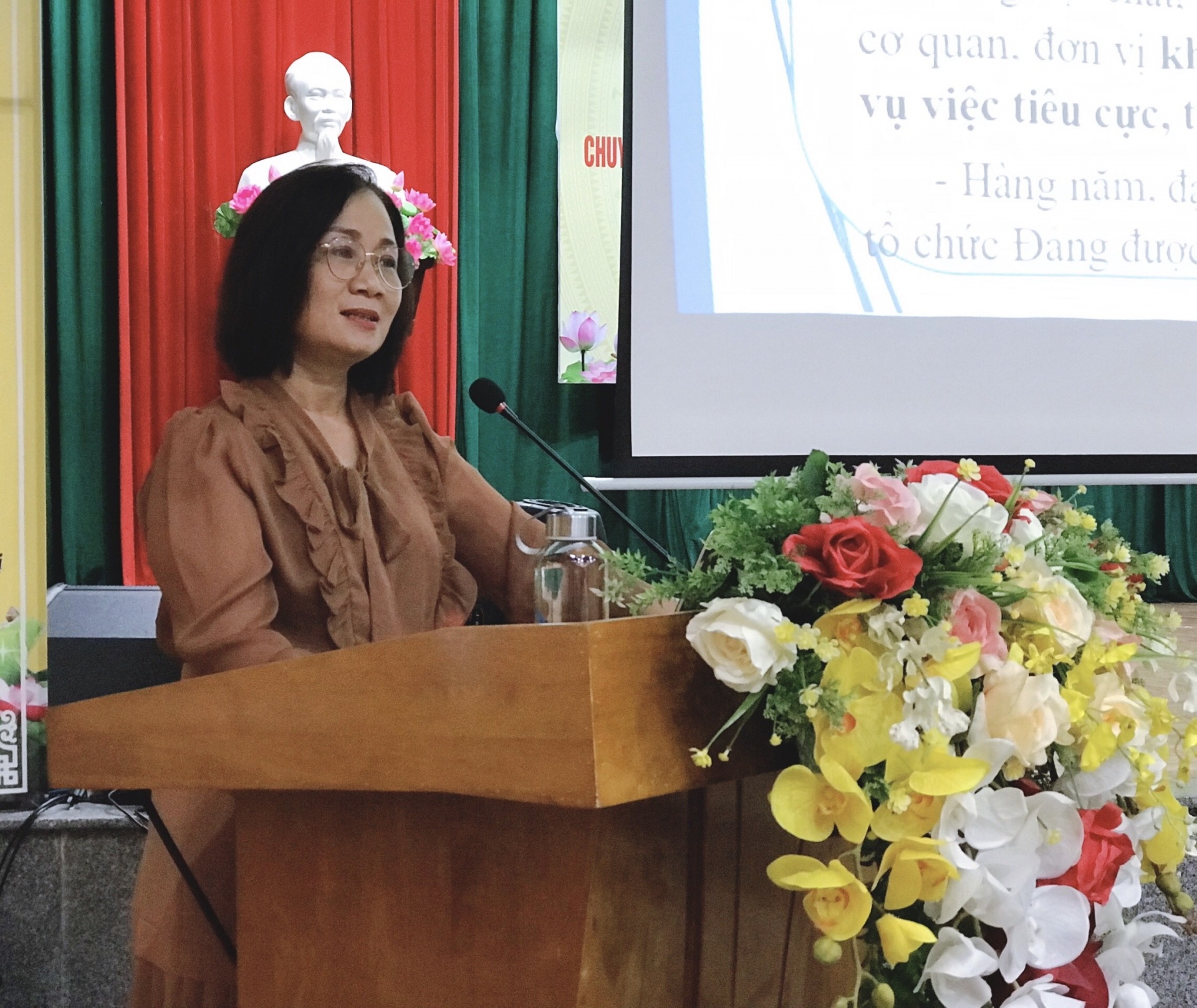 Đồng chí Đinh Thị Thanh Hà, Phó Chủ tịch LĐLĐ TP. Đà Nẵng hướng dẫn xây dựng cơ quan, đơn vị, doanh nghiệp đạt chuẩn văn hoá trên gia đoạn 2021 – 2026 (Ảnh: PHAN NGUYÊN)