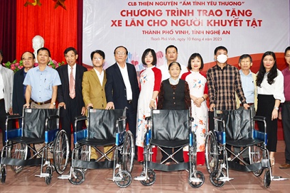 CLB thiện nguyện Ấm tình yêu thương trao tặng xe lăn cho người khuyết tật tỉnh Nghệ An