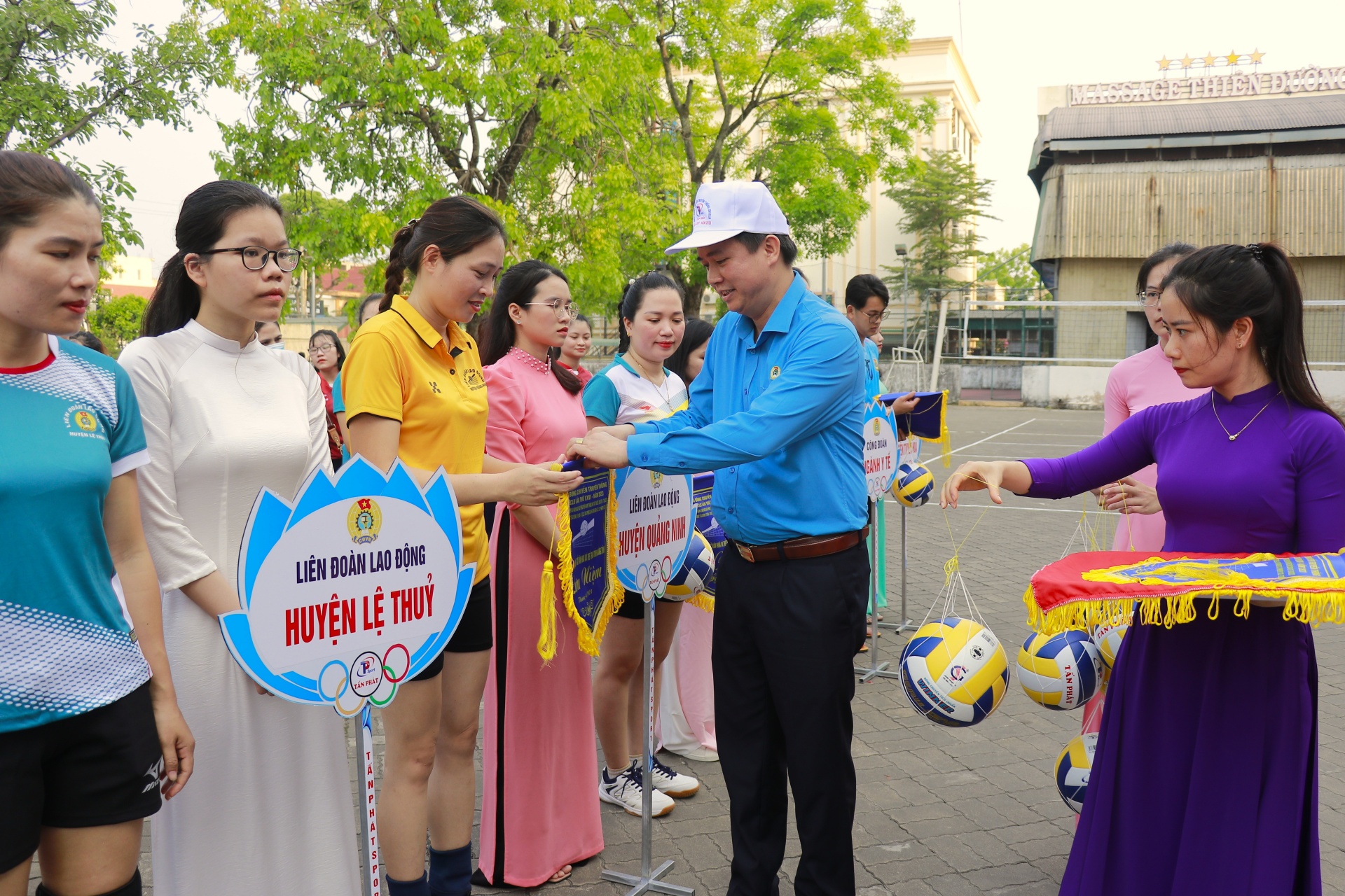 LĐLĐ tỉnh Quảng Bình tổ chức Giải bóng chuyền truyền thống CNVCLĐ