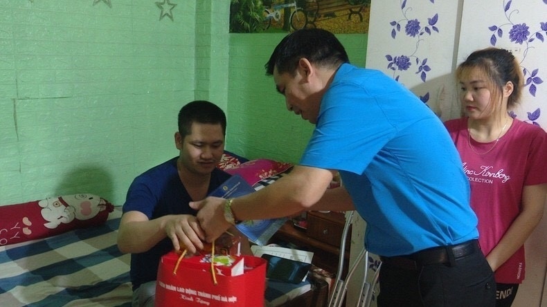 Liên đoàn Lao động Thành phố Hà Nội: Thăm, tặng quà công nhân bị tai nạn lao động