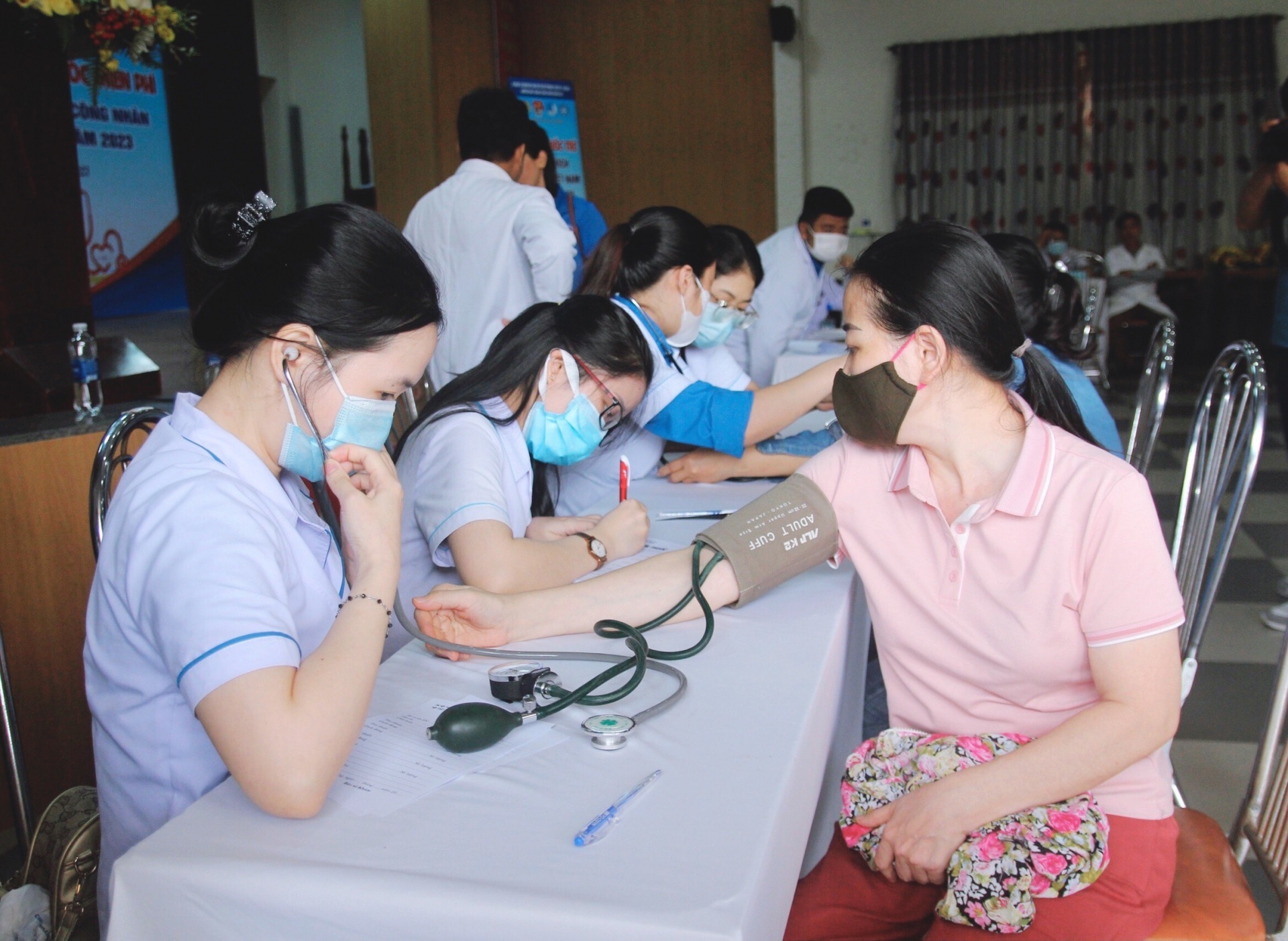 Đà Nẵng: Khám bệnh, phát thuốc miễn phí cho 300 công nhân lao động khó khăn