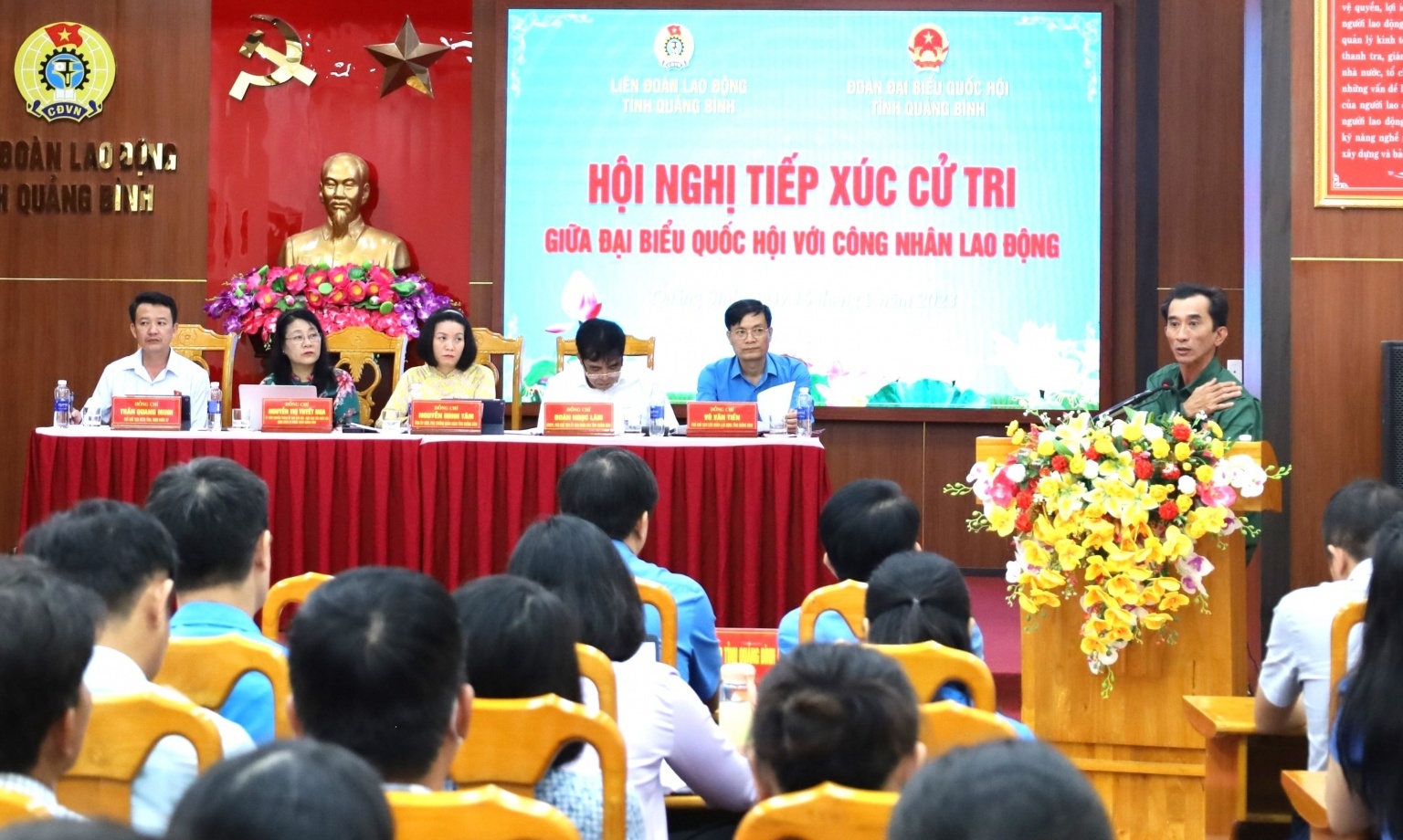 Đại biểu Quốc hội tỉnh Quảng Bình tiếp xúc với công nhân lao động