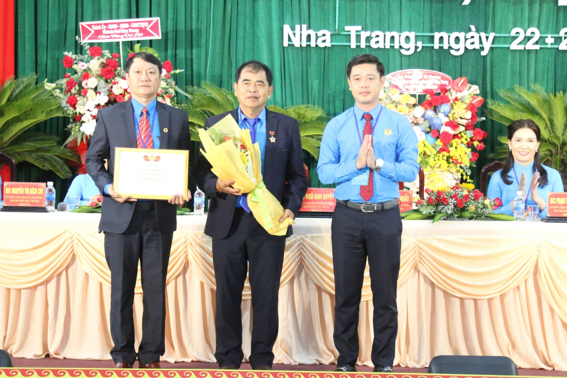 Đồng chí Bùi Hoài Nam - Chủ tịch Liên đoàn Lao động tỉnh tặng bằng khen cho Ban Chấp hành Liên đoàn Lao động thành phố. Ảnh: ĐVCC