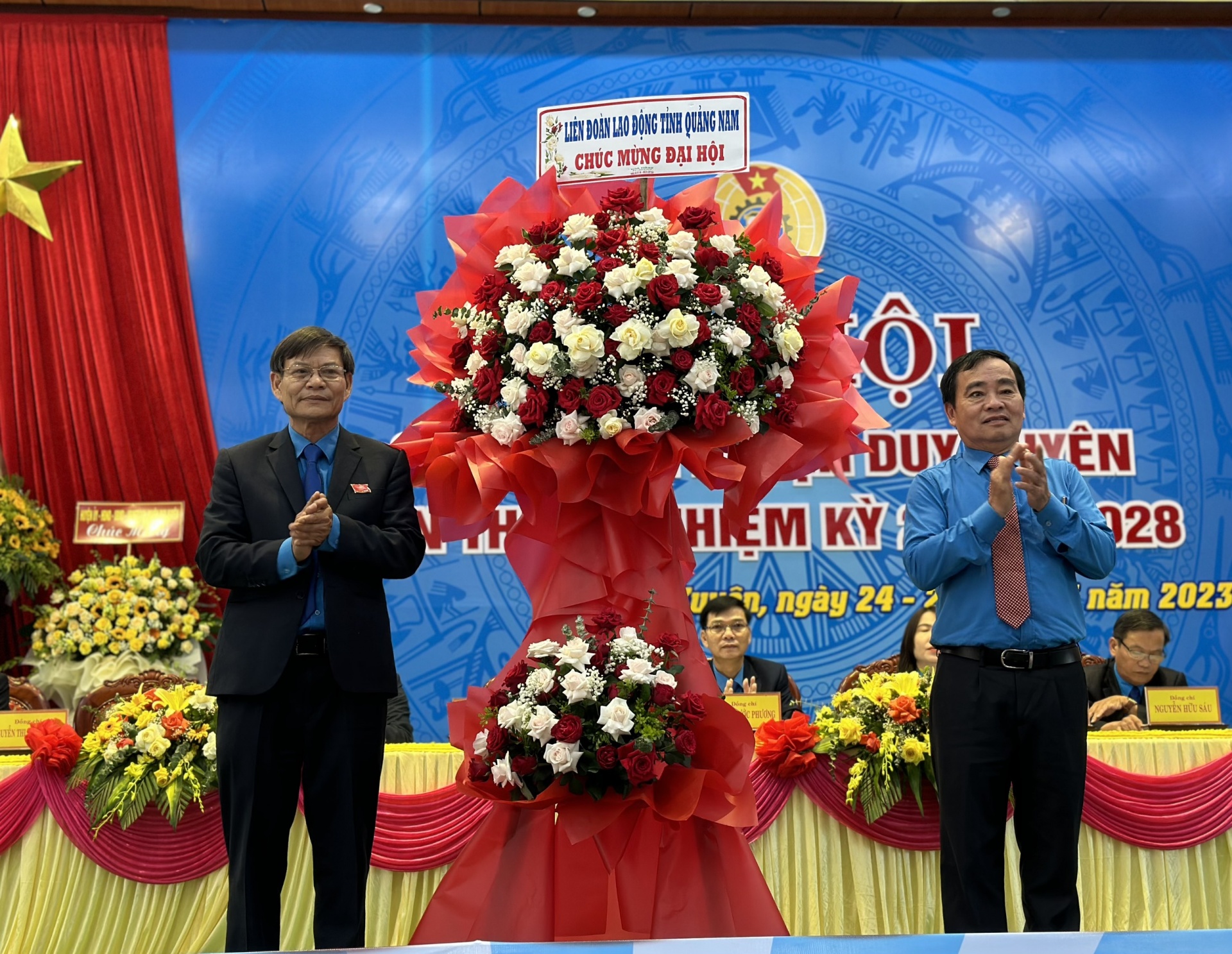 LĐLĐ huyện Duy Xuyên 8 năm liên tục nhận cờ thi đua xuất sắc do LĐLD tỉnh Quảng Nam trao tặng. Ảnh: PHAN NGUYÊN