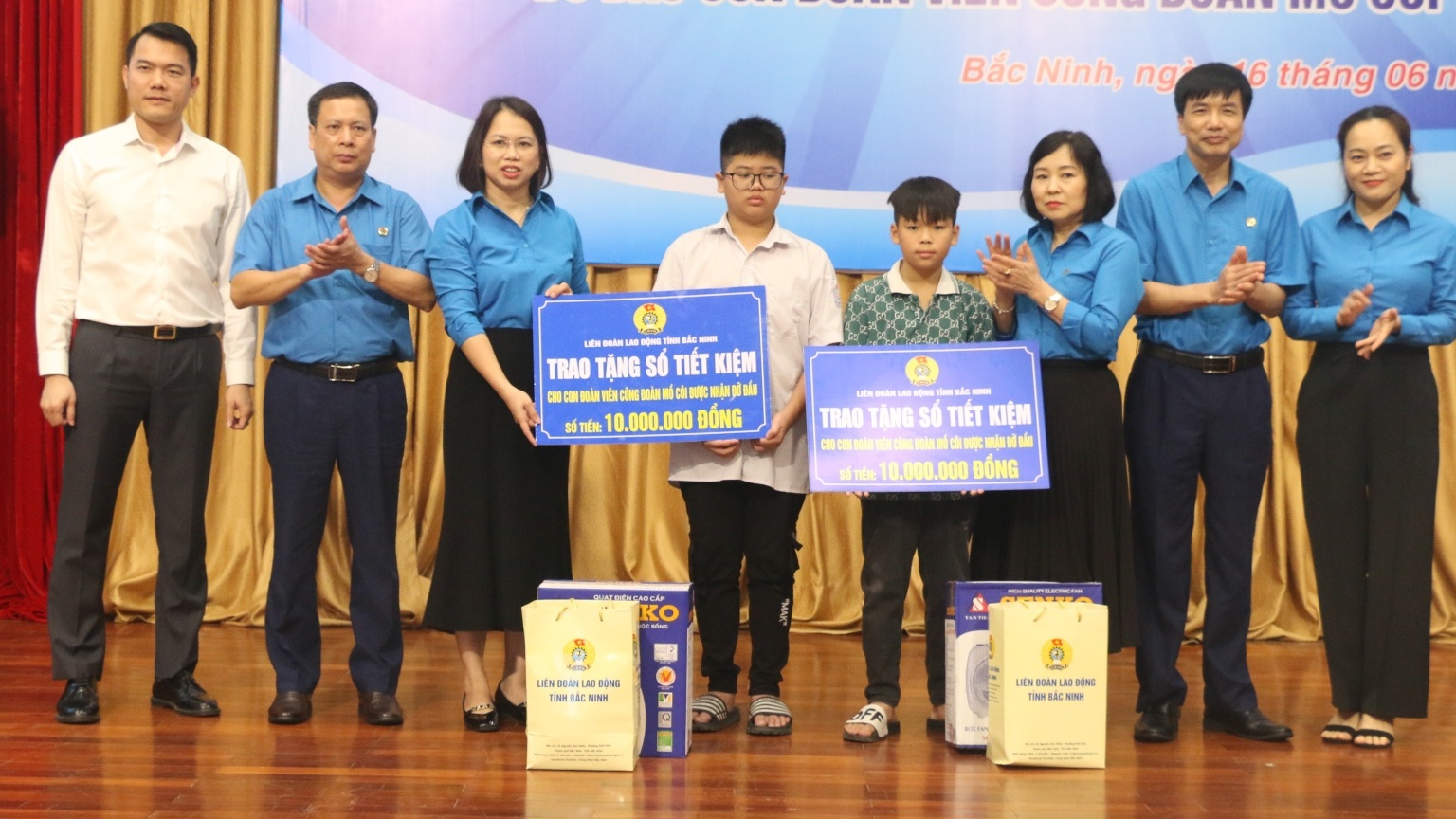 LĐLĐ tỉnh Bắc Ninh nhận đỡ đầu con đoàn viên mồ côi có hoàn cảnh khó khăn