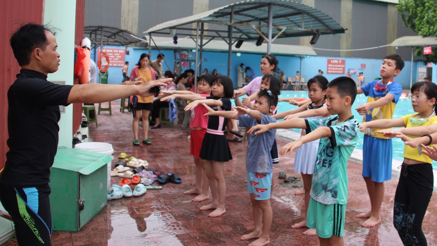 Công đoàn Viên chức tỉnh Lạng Sơn tổ chức các lớp bơi cho thiếu nhi là con ĐV công đoàn