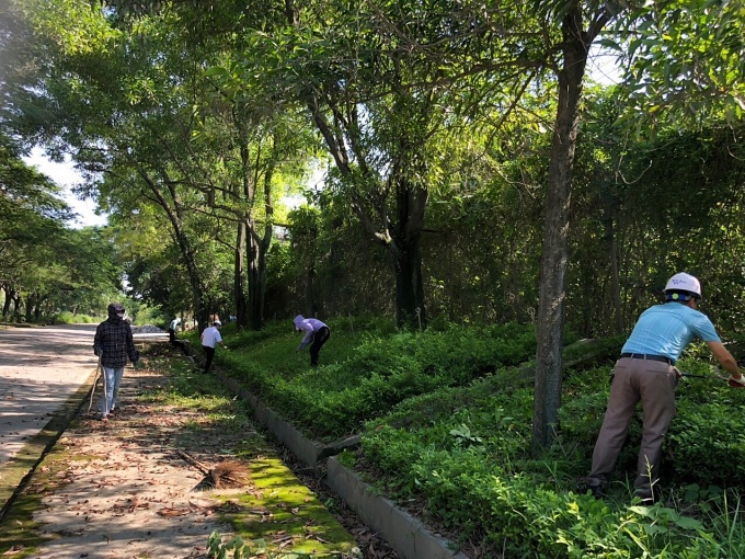 Các đơn vị tại Xi măng VICEM Bút Sơn thi đua sôi nổi cho phong trào “Ngày thứ 6 xanh” cải thiện môi trường làm việc. Ảnh: CĐCC
