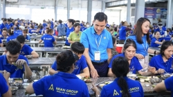 Nghệ An: Công nhân phấn khởi với “Bữa cơm Công đoàn”