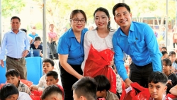 Nghệ An: Chương trình ‘Chiếc cặp yêu thương’ mang niềm vui vào năm học mới