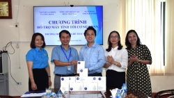 Trao tặng máy tính bảng cho Trường Trung cấp nghề Thái Nguyên