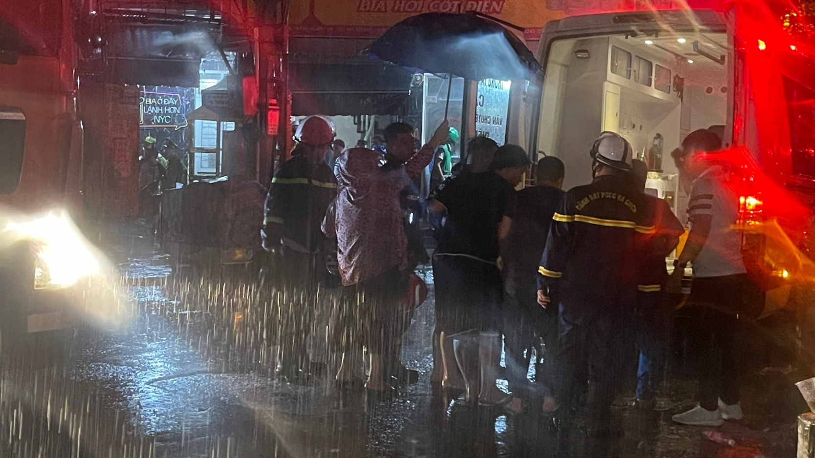 Nhiều người thương vong trong vụ cháy tại chung cư mini ở Hà Nội