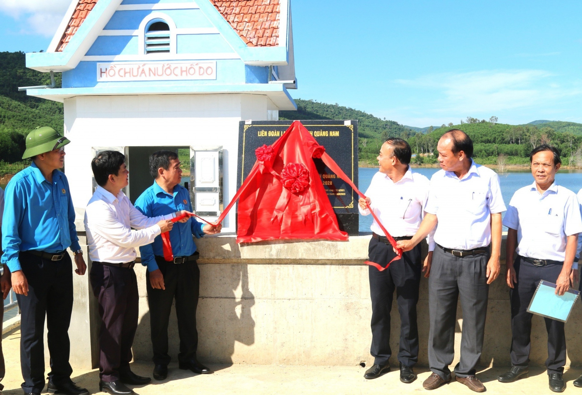 Gắn biển công trình chào mừng Đại hội XVII Công đoàn tỉnh Quảng Nam
