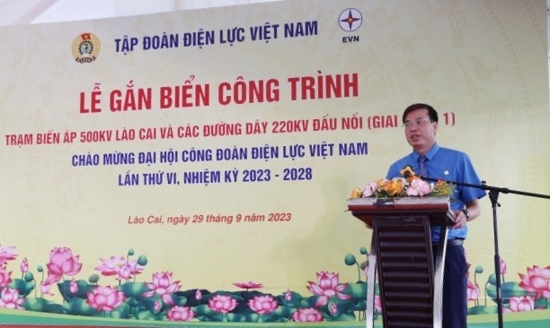 Gắn biển Công trình chào mừng Đại hội VI Công đoàn Điện lực Việt Nam