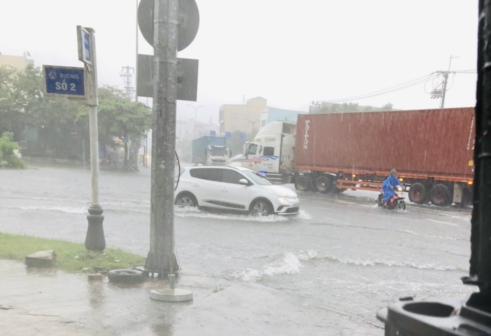 Đà Nẵng: mưa lớn, đường ngập sâu, công nhân chật vật về nhà sau ca làm