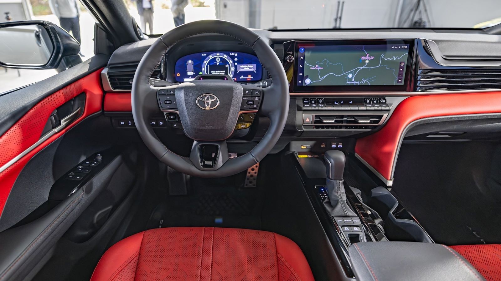 Toyota Camry 2025 ra mắt, chỉ có phiên bản hybrid