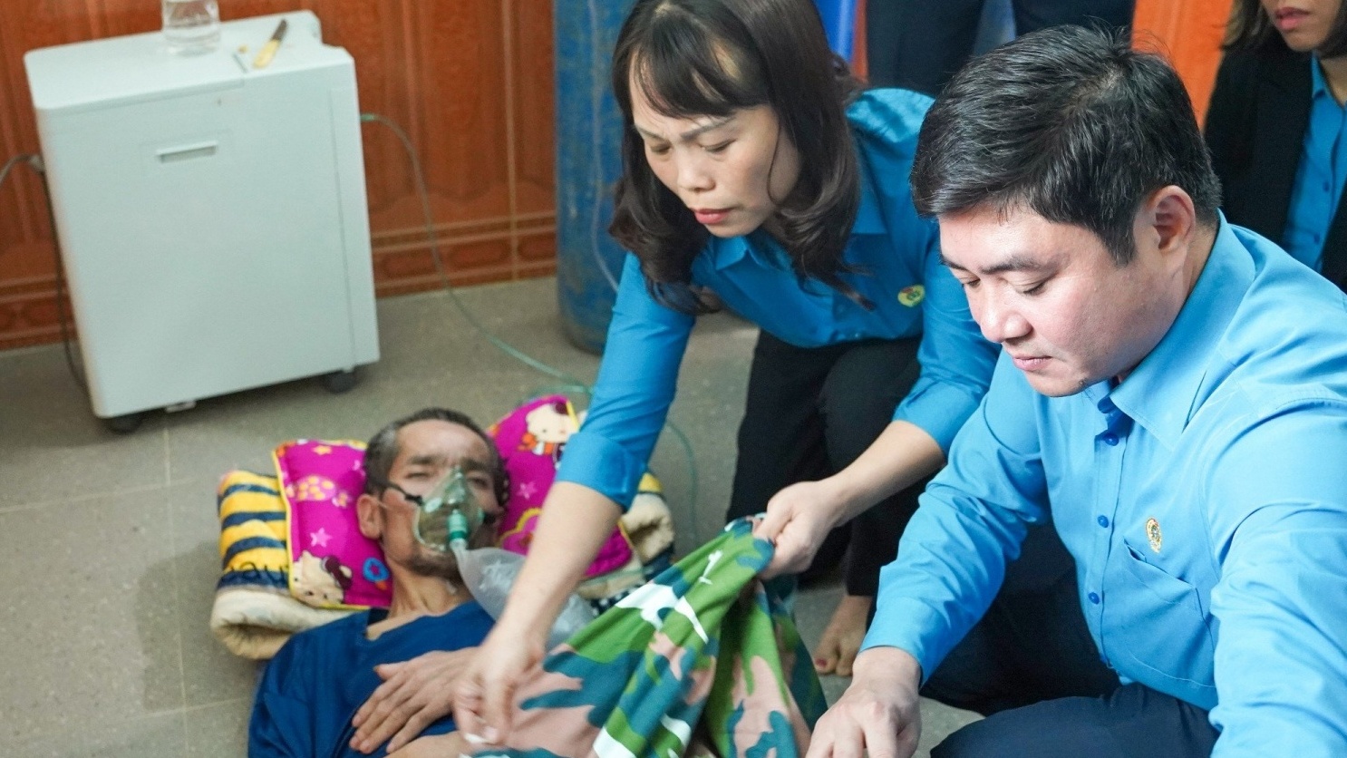 Đoàn công tác Tổng LĐLĐ Việt Nam thăm nạn nhân bụi phổi ở Nghệ An