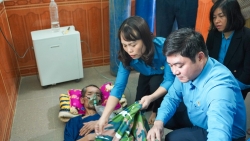 Đoàn công tác Tổng LĐLĐ Việt Nam thăm nạn nhân bụi phổi ở Nghệ An