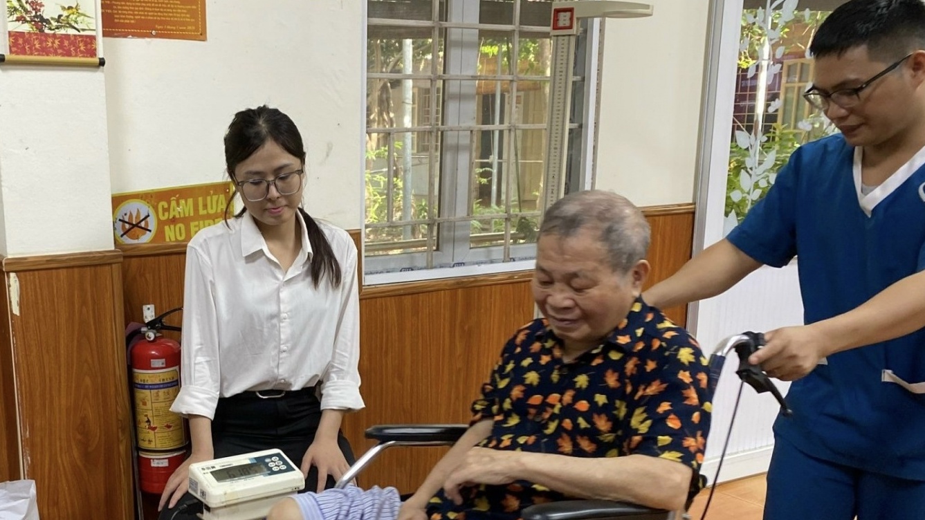 Tuyển nhân viên chăm sóc người cao tuổi ở Hà Nội